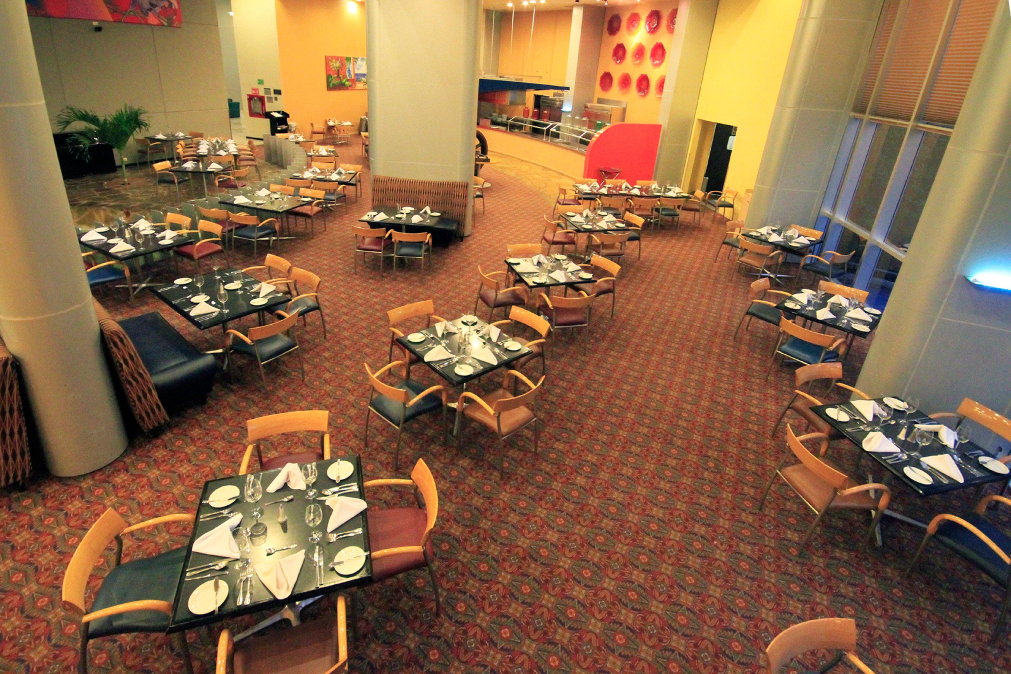 ฮอลิเดย์อินน์ มอนเทอร์เรย์-ปาร์เก ฟุนดิโดรา มอนแตร์เรย์ ภายนอก รูปภาพ The restaurant