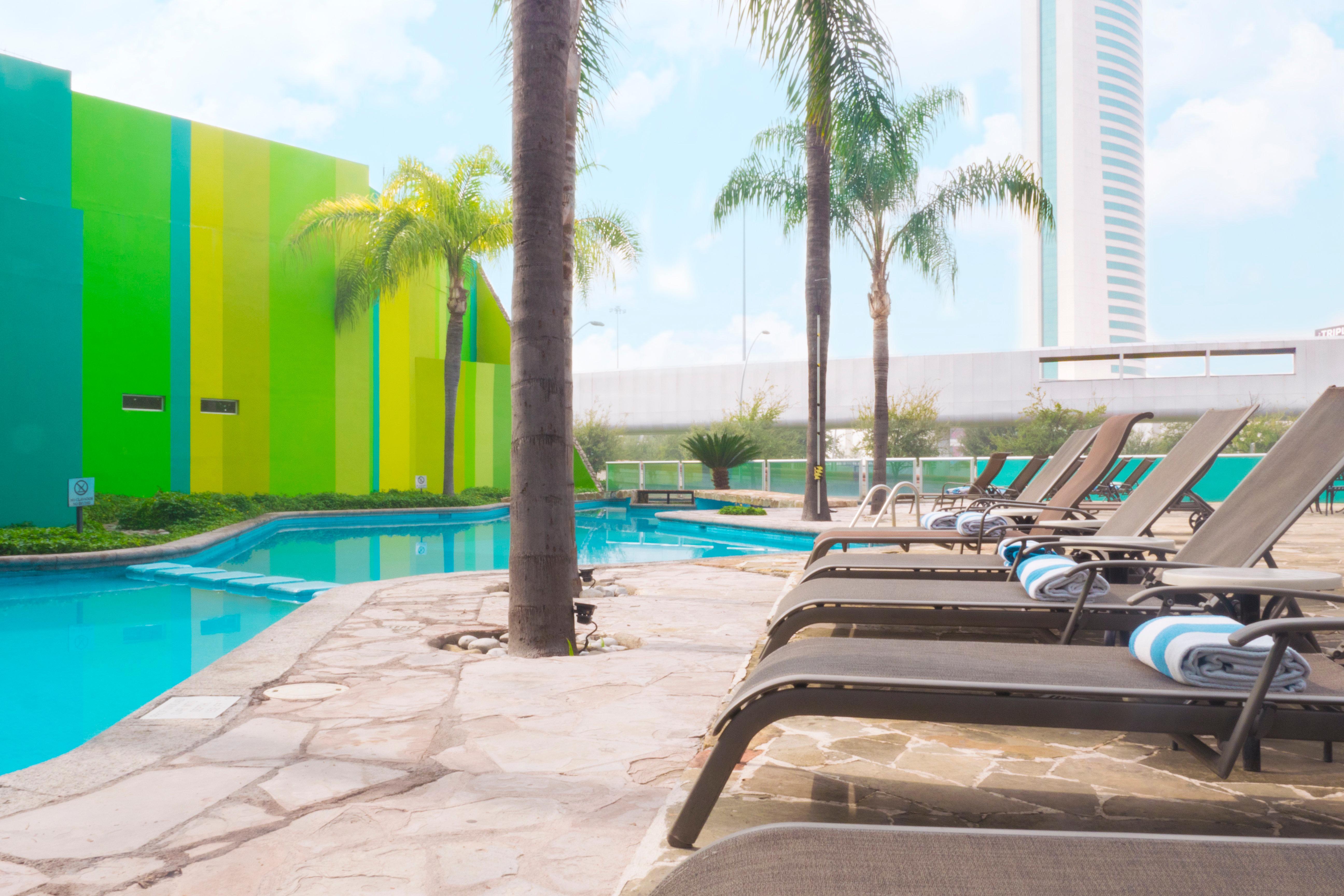 ฮอลิเดย์อินน์ มอนเทอร์เรย์-ปาร์เก ฟุนดิโดรา มอนแตร์เรย์ ภายนอก รูปภาพ The pool at the hotel