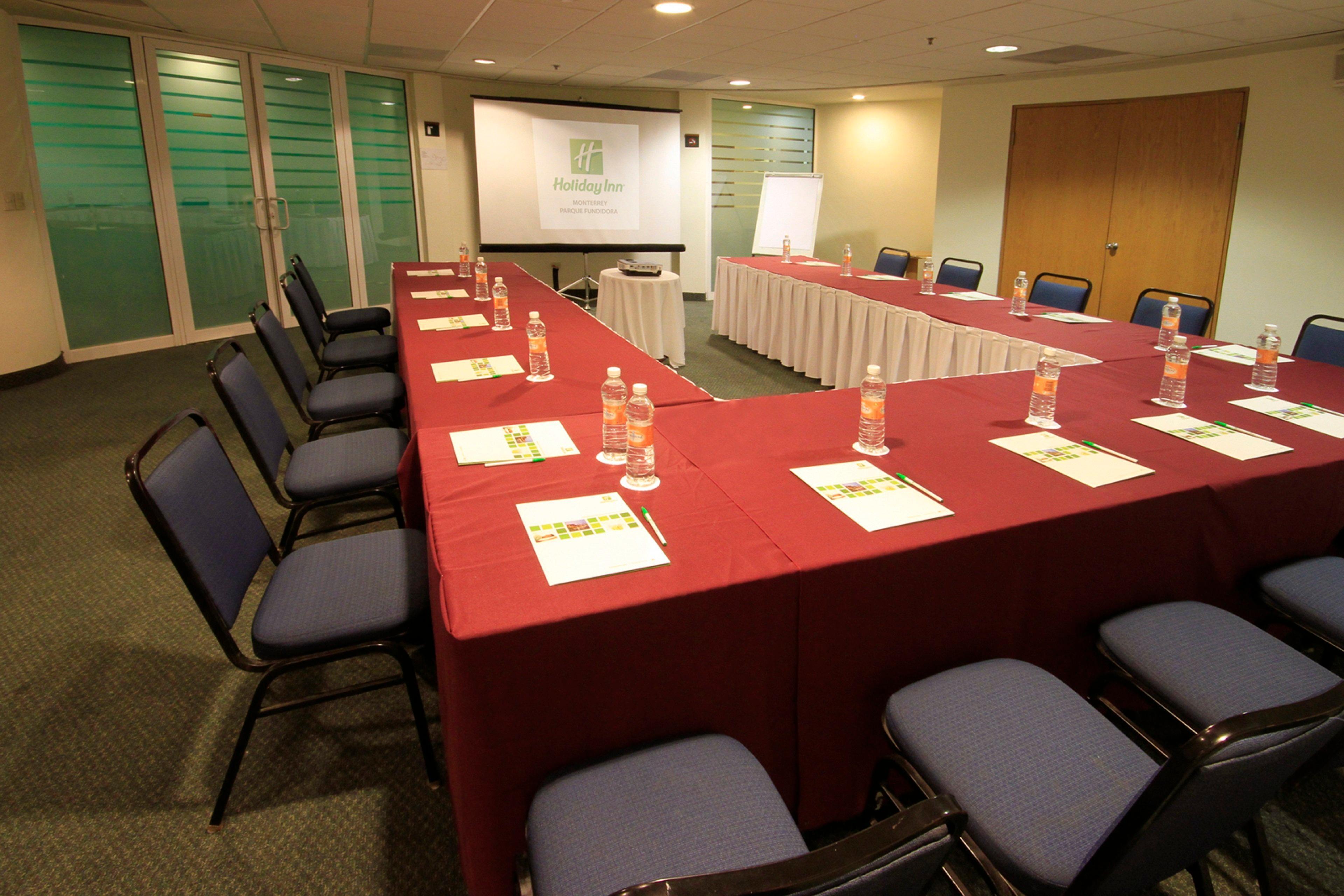 ฮอลิเดย์อินน์ มอนเทอร์เรย์-ปาร์เก ฟุนดิโดรา มอนแตร์เรย์ ภายนอก รูปภาพ A meeting room at the hotel