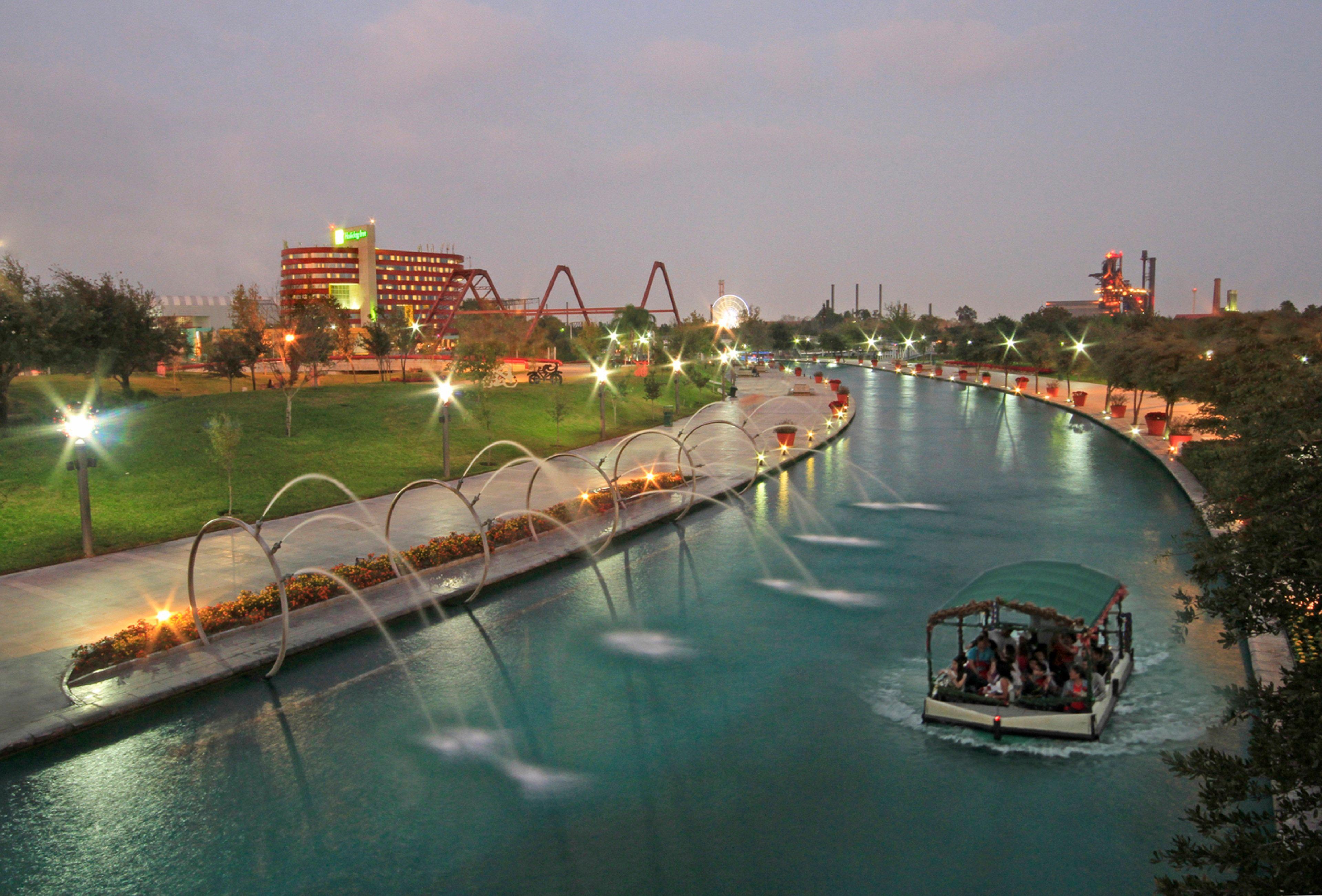 ฮอลิเดย์อินน์ มอนเทอร์เรย์-ปาร์เก ฟุนดิโดรา มอนแตร์เรย์ ภายนอก รูปภาพ The San Antonio River Walk